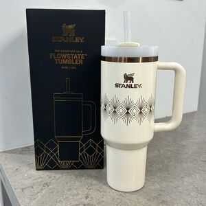 New with BOX STANLEY FLOWSTATE TUMBLER 40oz